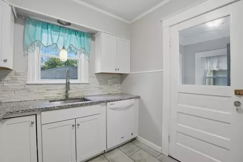 8 Carver St, Worcester, MA 01604 photo 13