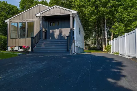 Exterior - 10 Ashwood St, Worcester, MA 01604 photo 2 of 4