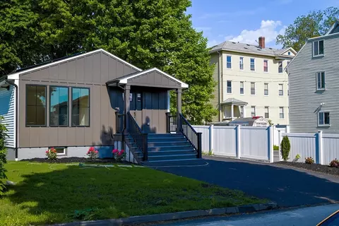 Exterior - 10 Ashwood St, Worcester, MA 01604 photo 4 of 4