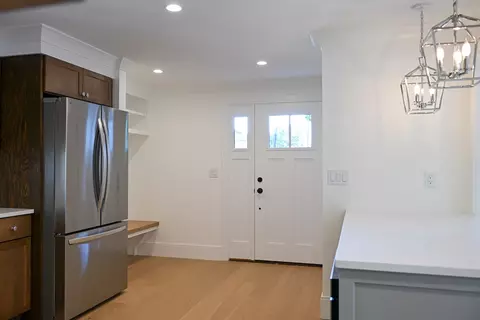 Entry Way - 10 Ashwood St, Worcester, MA 01604 photo 2 of 2