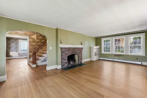Living - 9 Cedar St, Marblehead, MA 01945 photo 2 of 2