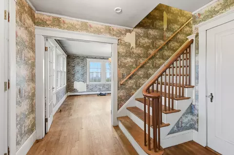 Entry Way - 9 Cedar St, Marblehead, MA 01945 photo 3 of 5