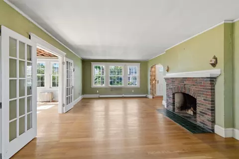 Living - 9 Cedar St, Marblehead, MA 01945 photo 1 of 2