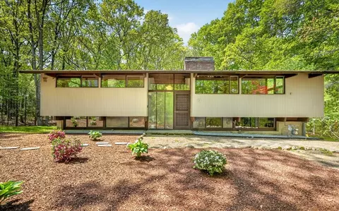 79 Autumn Ln, Lincoln, MA 01773