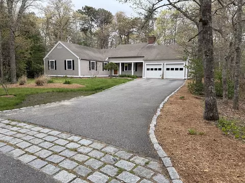 26 The Morgan Cir, Mashpee, MA 02649
