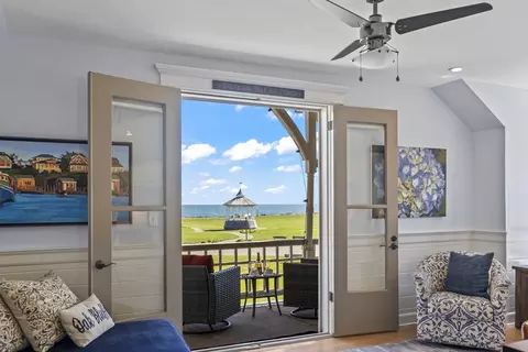 61 Ocean Ave #4, Oak Bluffs, MA 02557