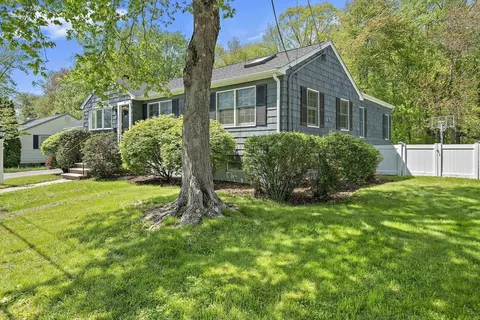 30 Roseen Rd, Holbrook, MA 02343