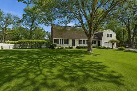86 Oak Ln, Feeding Hills, MA 01030