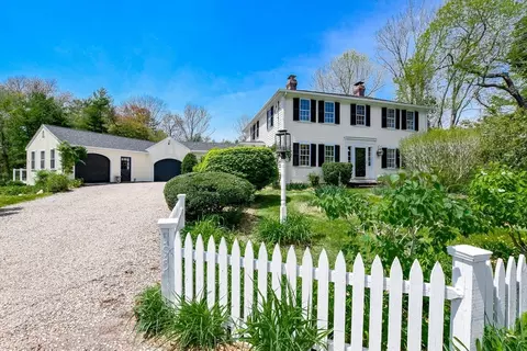 595 New Bedford Rd, Rochester, MA 02770