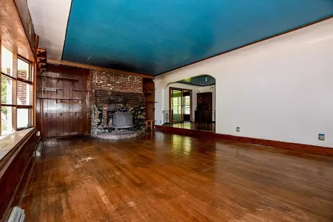 Living - 6 Gilbert Way, Wareham, MA 02571 photo 2 of 9