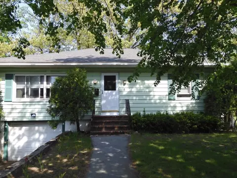 8 Glen Forest Ln, Methuen, MA 01844