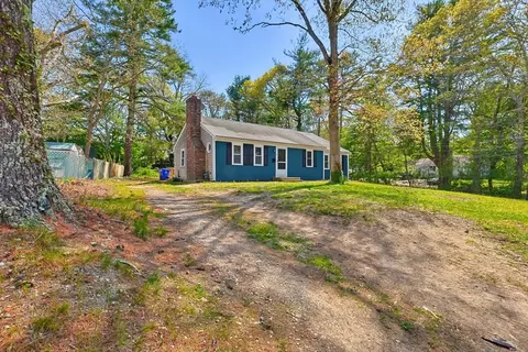 9 Scraggy Neck Rd Ext, Bourne, MA 02532
