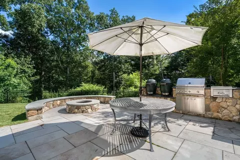 Exterior - 4 Wilsons Way, Dover, MA 02030 photo 6 of 8