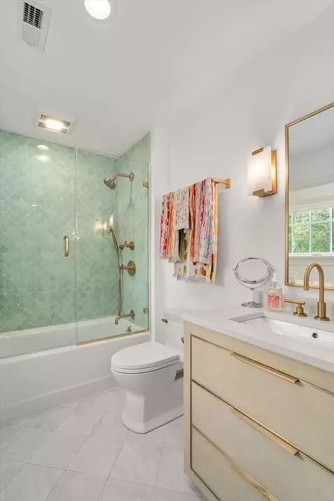 Bath - 4 Wilsons Way, Dover, MA 02030 photo 2 of 5