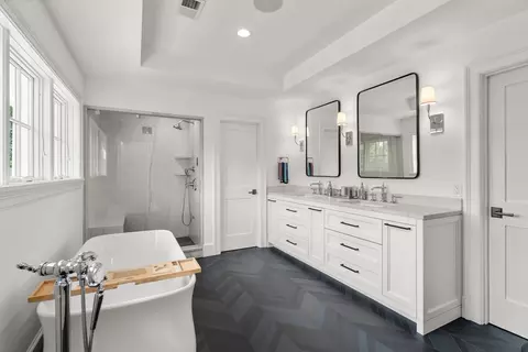 Bath - 4 Wilsons Way, Dover, MA 02030 photo 1 of 5
