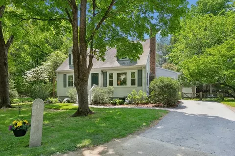8 Grant Pl, Lexington, MA 02420