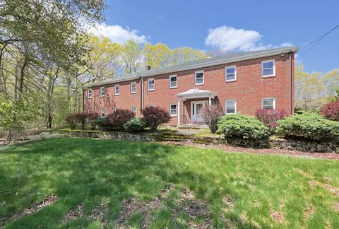 90 School St, Plainville, MA 02762
