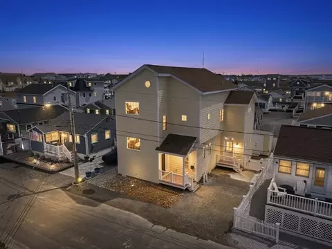 27 Bittersweet Ln, Hampton, NH 03842