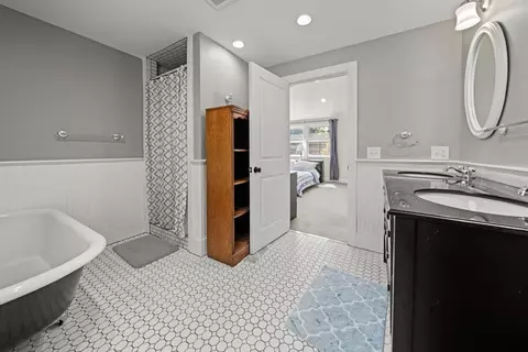 Bath - 13 Douglas Ave, Beverly, MA 01915 photo 2 of 6