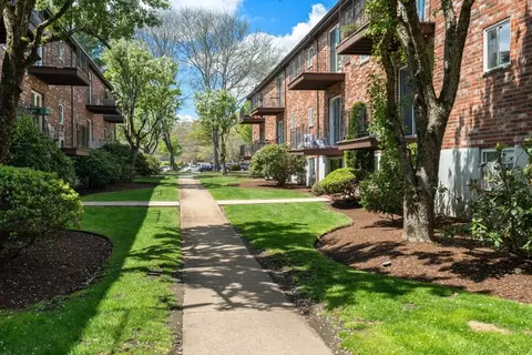 24 Westgate Rd #5, Chestnut Hill, MA 02467