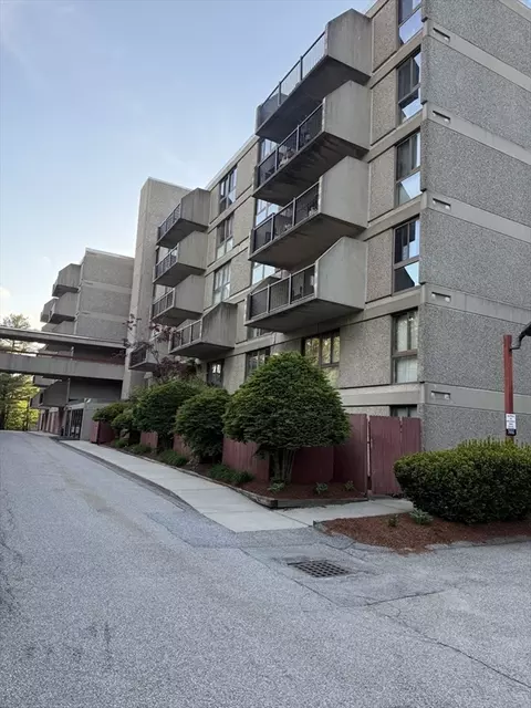 55 Tall Oaks Dr #T5, Weymouth, MA 02190
