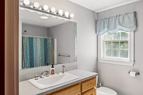 Bath - 86 Mowry St, Mendon, MA 01756 photo 4 of 5