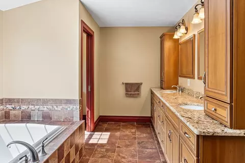 Bath - 86 Mowry St, Mendon, MA 01756 photo 3 of 5