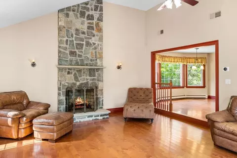 Living - 86 Mowry St, Mendon, MA 01756 photo 1 of 4