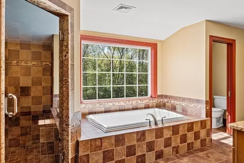 Bath - 86 Mowry St, Mendon, MA 01756 photo 2 of 5