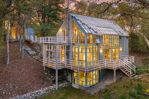 6 Moxon Ln, Dartmouth, MA 02748