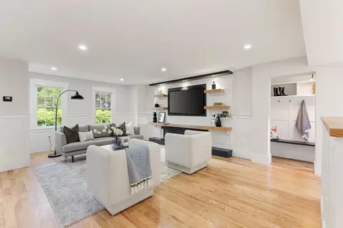 Living - 190 Main Strteet, Reading, MA 01867 photo 3 of 3