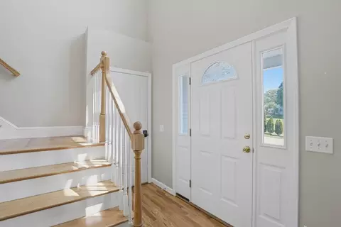 Entry Way - 20 Duluth St, Worcester, MA 01604 photo 1 of 3