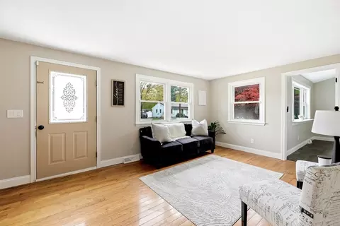 282-284 Parkerview St, Springfield, MA 01129 photo 4