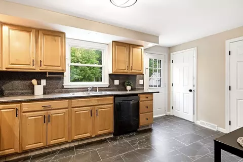 282-284 Parkerview St, Springfield, MA 01129 photo 11