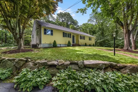 126 Ambleside Dr, Falmouth, MA 02540