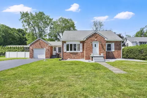12 Lexington St, Agawam, MA 01001