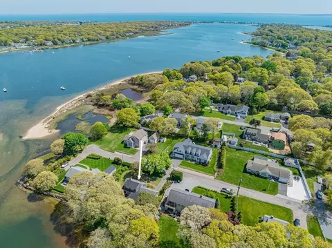 56 English St, Teaticket, MA 02536