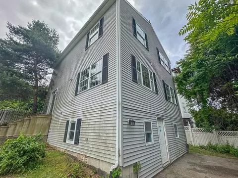 20 Groton Pl, Worcester, MA 01604 photo 2