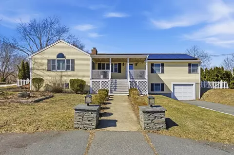 52 Viking Dr, Portsmouth, RI 02871