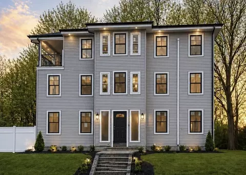 33 Milford St, Upton, MA 01568