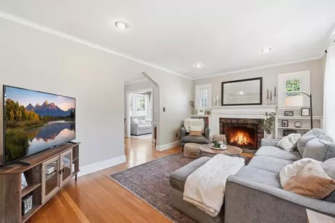 Living - 16 Bay State Rd, Worcester, MA 01606 photo 2 of 4