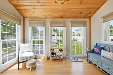 Entry Way - 16 Bay State Rd, Worcester, MA 01606 photo 3 of 5