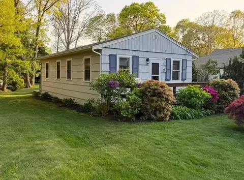 17 Suncrest Dr, Falmouth, MA 02536