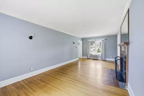Living - 9 Texel Dr, Springfield, MA 01108 photo 4 of 6