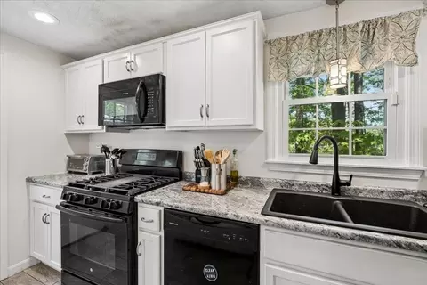 Kitchen - 90 Comet, Methuen, MA 01844 photo 4 of 5