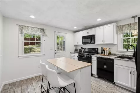 Kitchen - 90 Comet, Methuen, MA 01844 photo 2 of 5