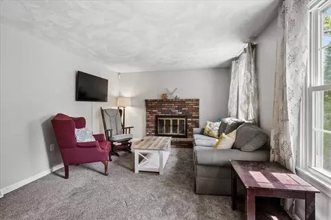 Living - 90 Comet, Methuen, MA 01844 photo 1 of 2
