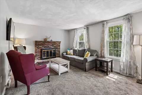 Living - 90 Comet, Methuen, MA 01844 photo 2 of 2