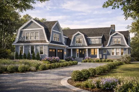 389 Monomoscoy Rd, Mashpee, MA 02649