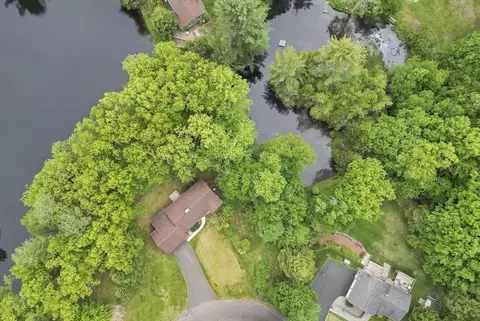 3 Logie Ln, Southwick, MA 01077